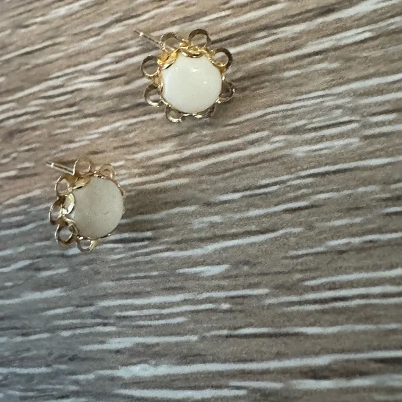 14KT gold filigree stud earrings with opal cabochon - Picture 1 of 5
